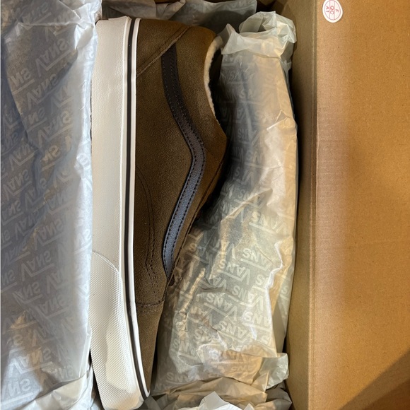 I am selling a brand new pair of Vans Old Skool Sherpa. They are size 9.5 Men’s - Picture 7 of 9